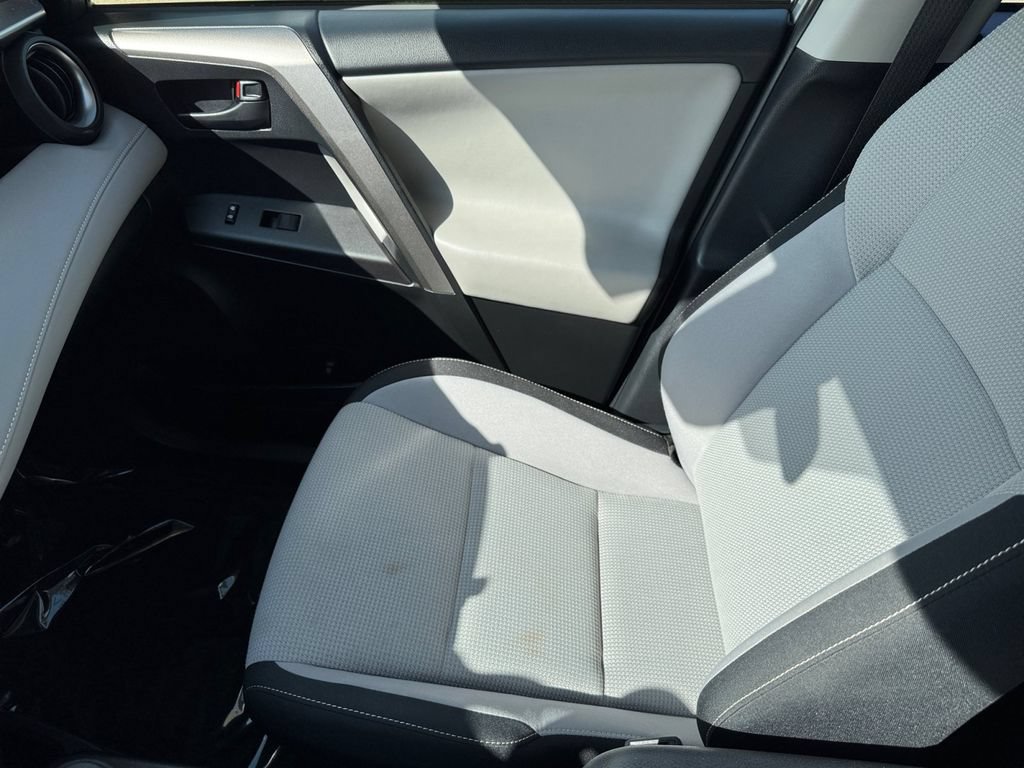 Used 2018 Toyota RAV4 LE AWD/4WD image 30