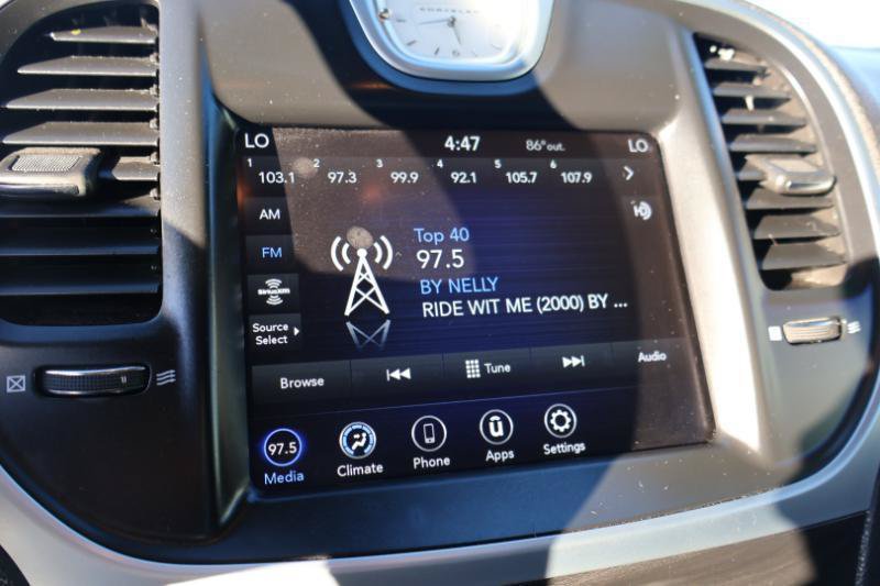 Used 2022 Chrysler 300 Touring w/ Sport Appearance Package RWD image 15