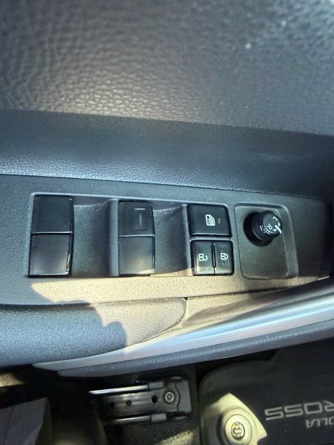 Used 2024 Toyota Corolla Cross AWD Hybrid w/ Moonroof Package image 34