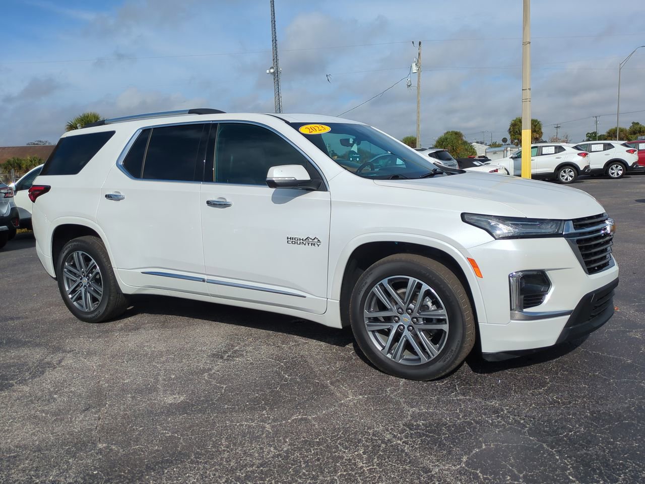 Used 2023 Chevrolet Traverse High Country FWD image 2