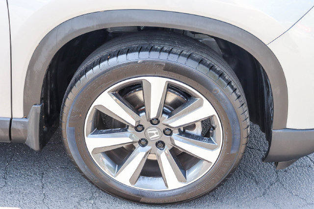Certified 2025 Honda Pilot Touring image 7