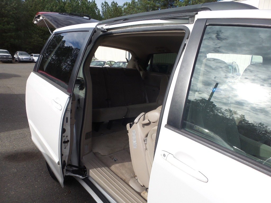 Used 2005 Toyota Sienna XLE FWD image 26