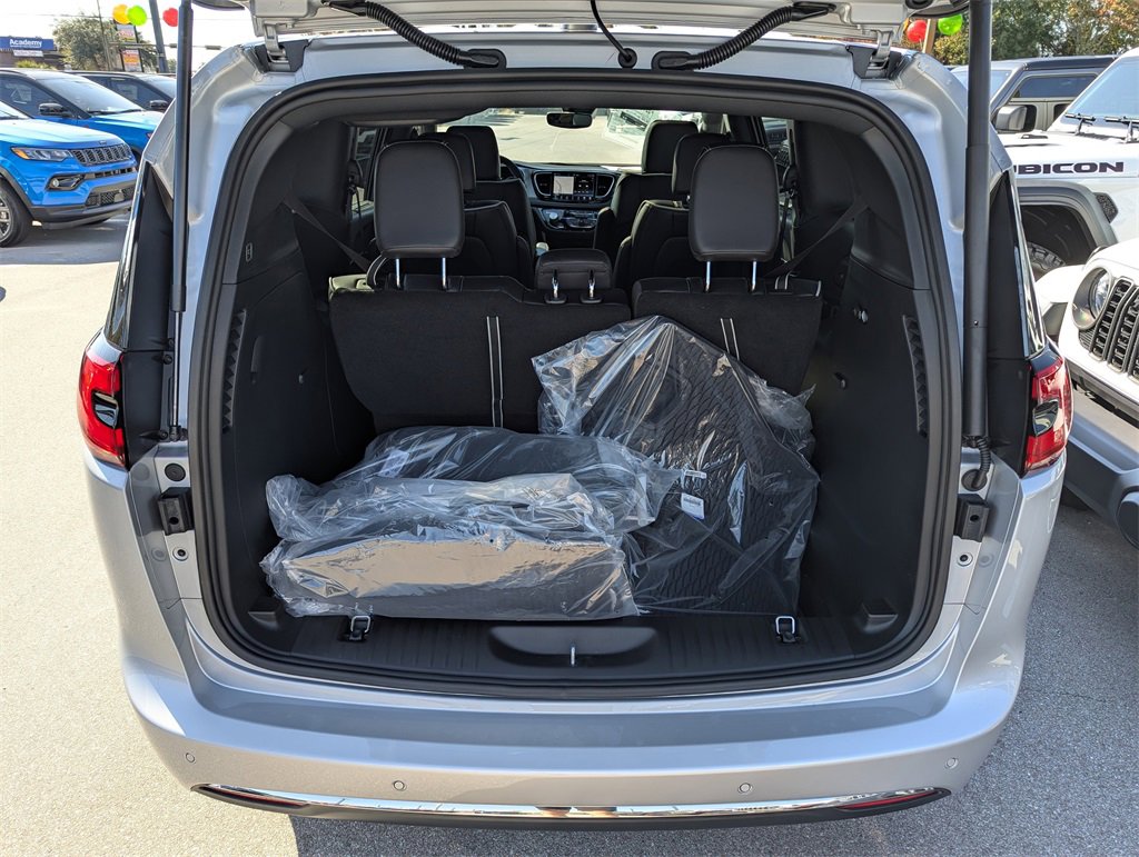 New 2026 Chrysler Pacifica Limited image 32