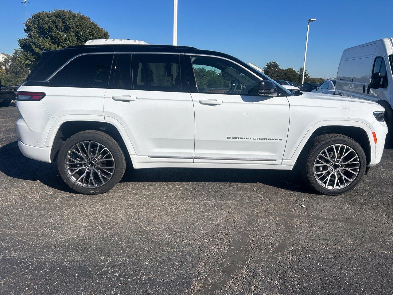 New 2027 Jeep Grand Cherokee Summit AWD/4WD image 2