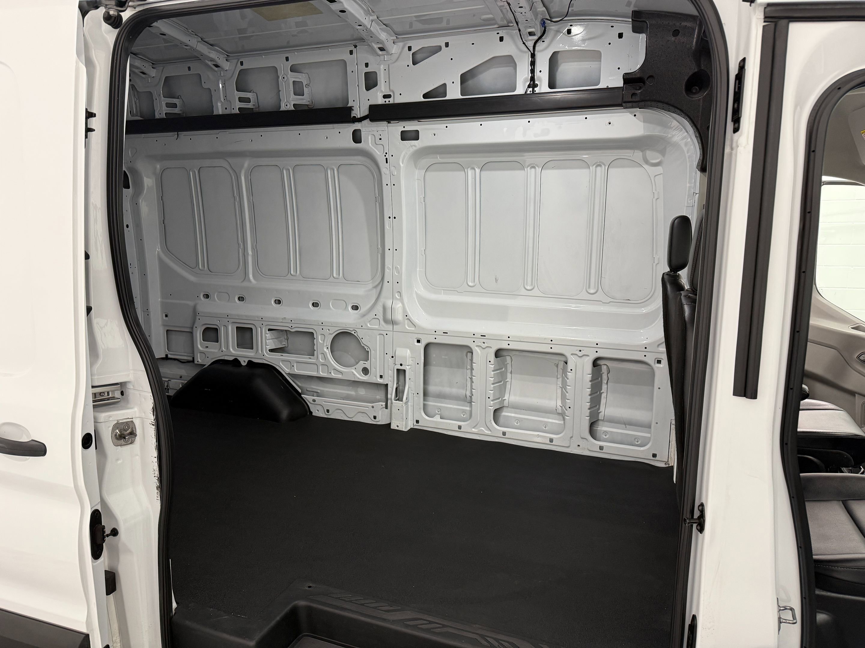 Used 2024 Ford Transit 250 148 High Roof RWD image 12