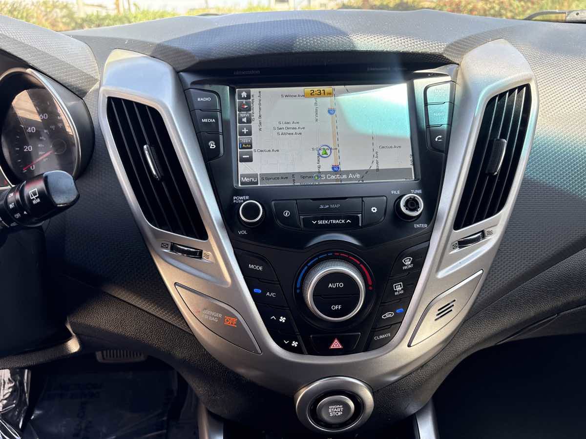 Used 2017 Hyundai Veloster Value Edition FWD image 20