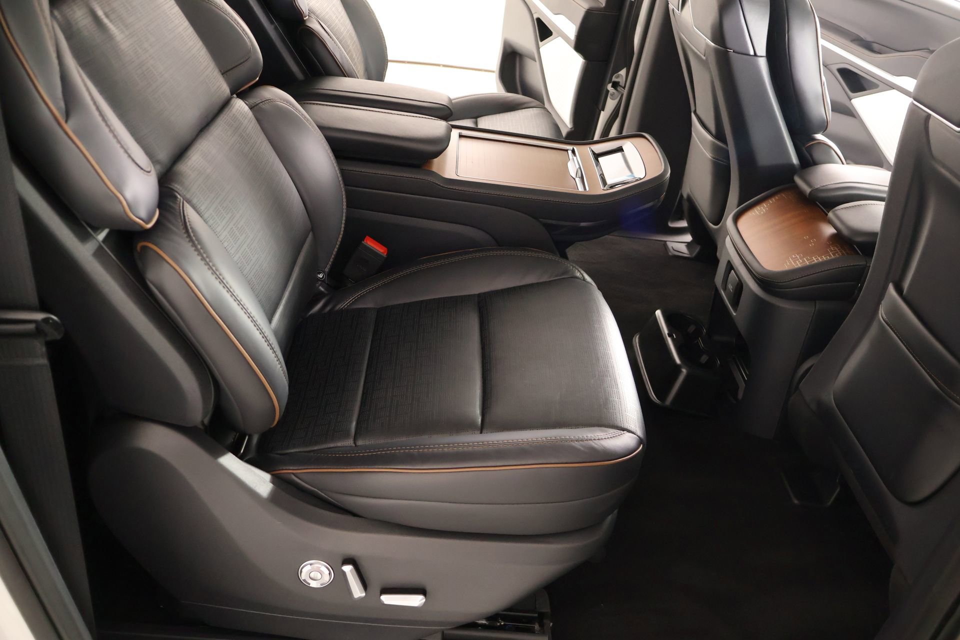 New 2026 Lincoln Navigator L Black Label AWD/4WD image 15
