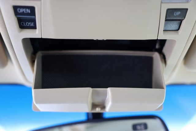 Used 2016 Toyota Avalon Limited image 33