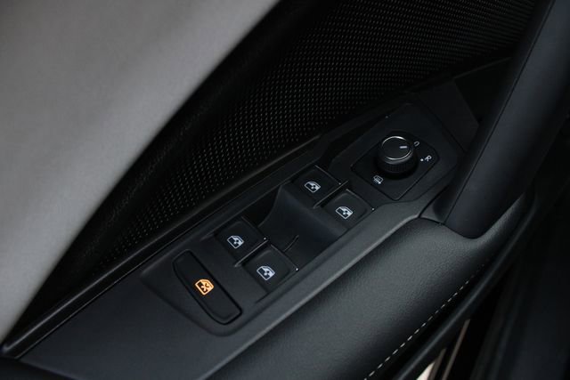 Used 2025 Volkswagen Tiguan SE FWD image 8
