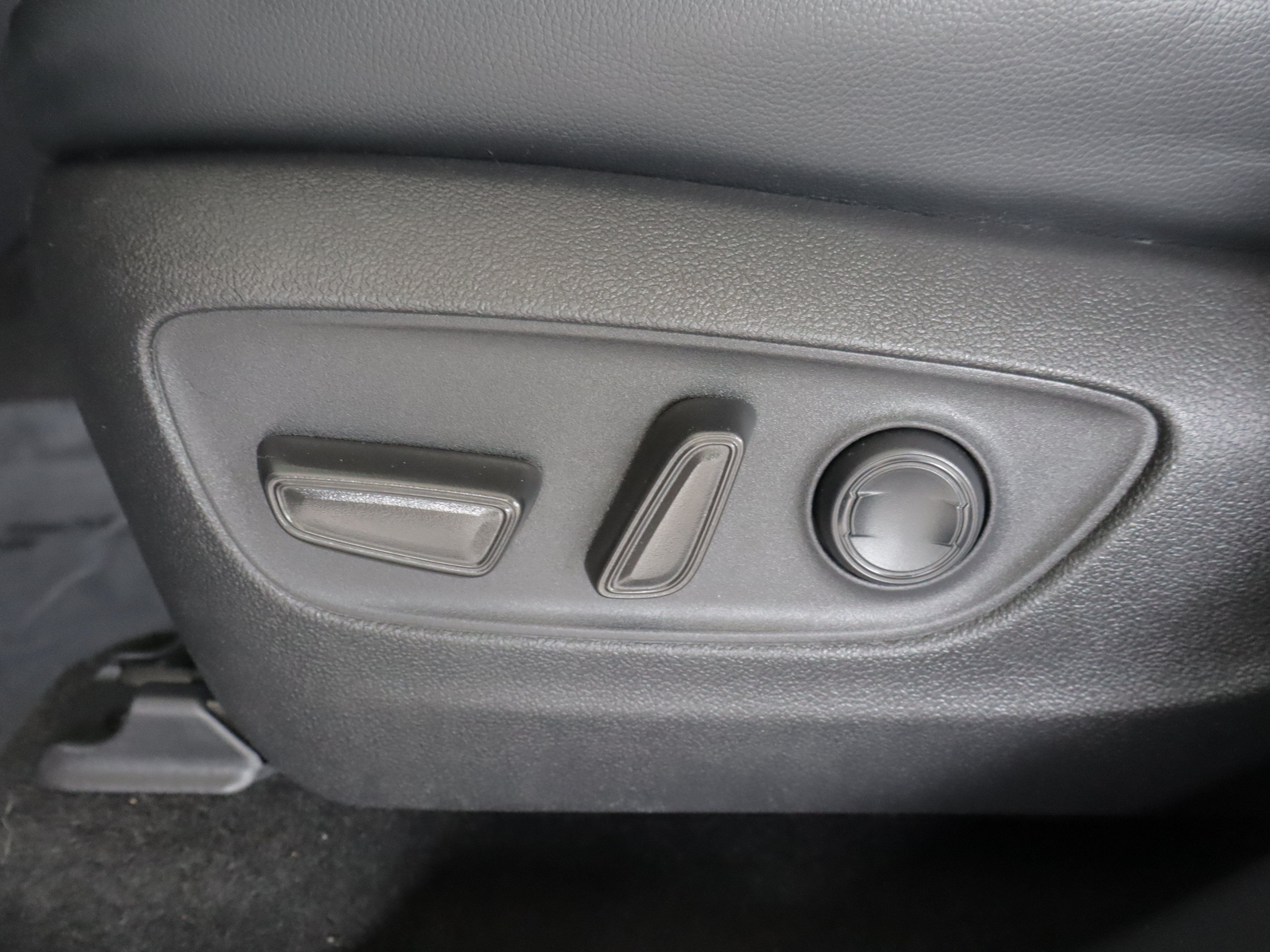 Used 2023 Toyota Highlander XLE AWD/4WD image 13