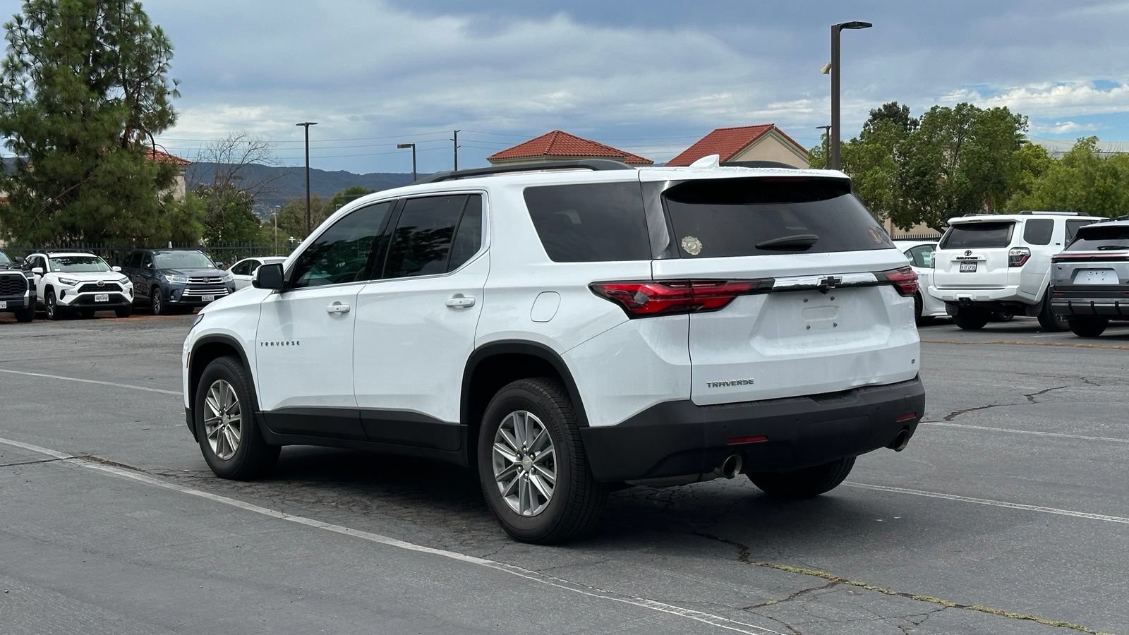 Used 2022 Chevrolet Traverse LT FWD image 3