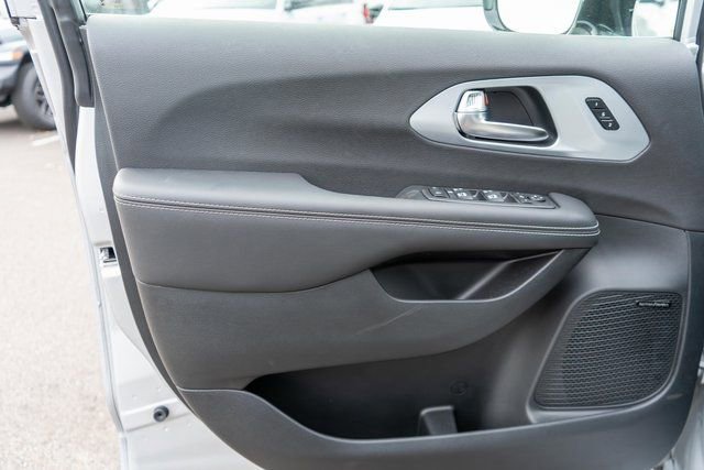 New 2026 Chrysler Pacifica Limited w/ Uconnect Theater Family Group image 13
