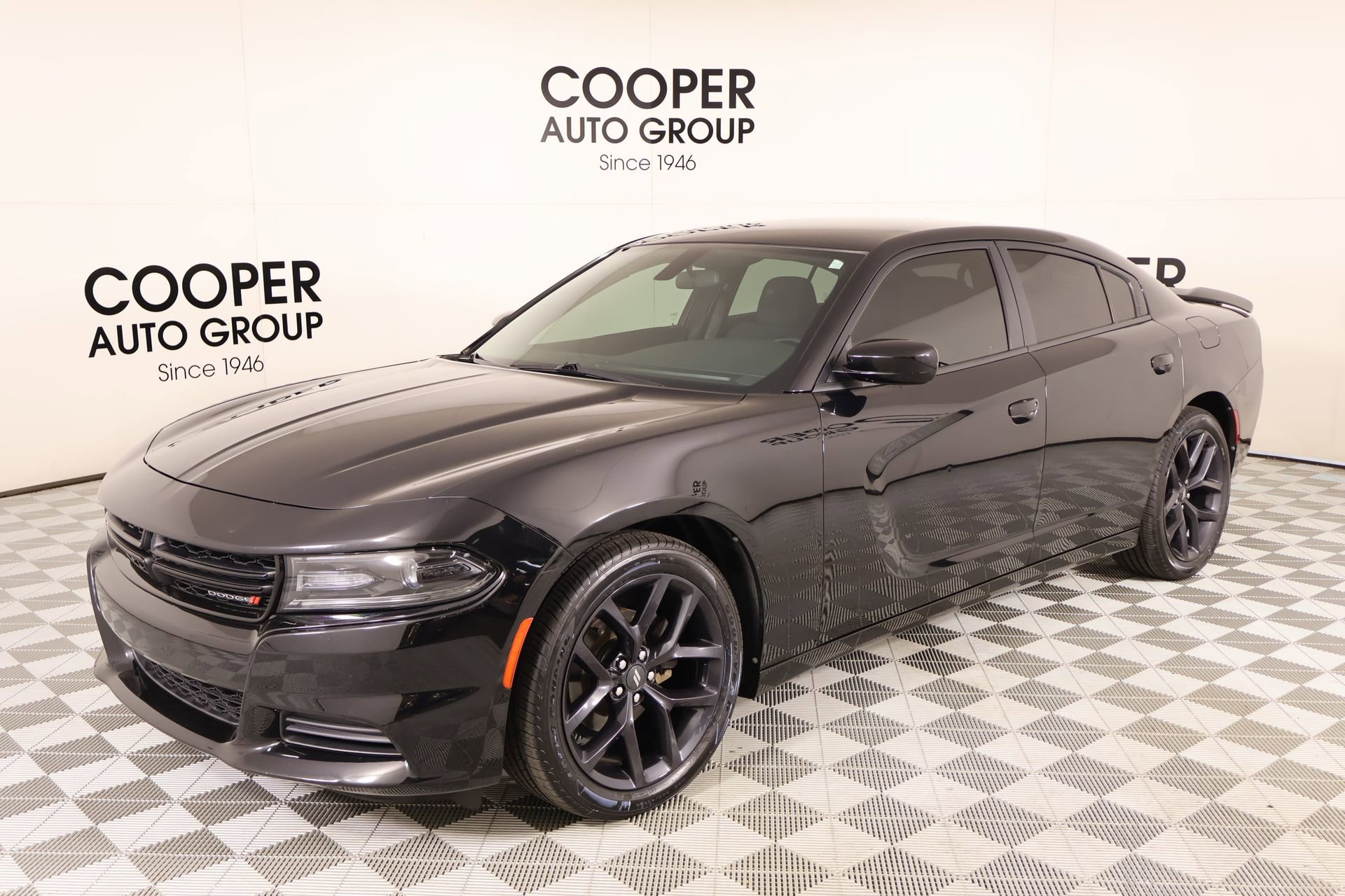 Used 2020 Dodge Charger SXT w/ Blacktop Package RWD image 10
