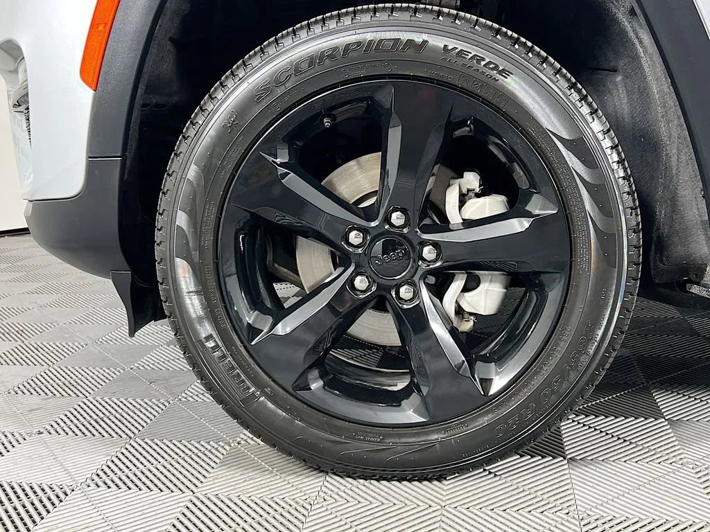 Used 2024 Jeep Grand Cherokee Limited w/ Black Appearance Package AWD/4WD image 32