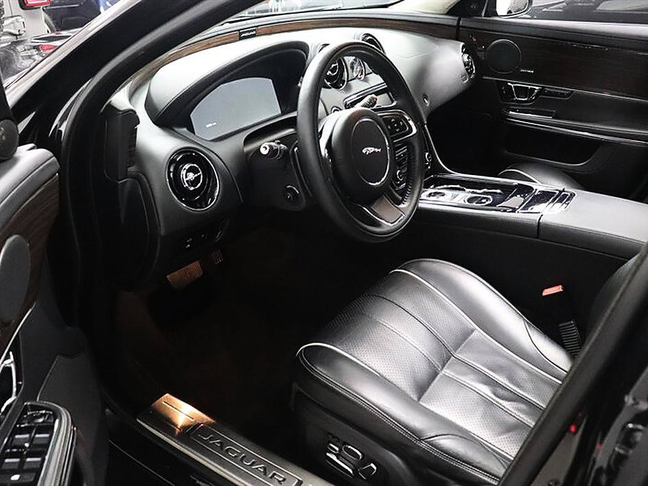 Used 2015 Jaguar XJ L Portfolio RWD image 10
