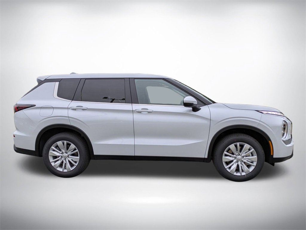 New 2025 Mitsubishi Outlander ES image 3