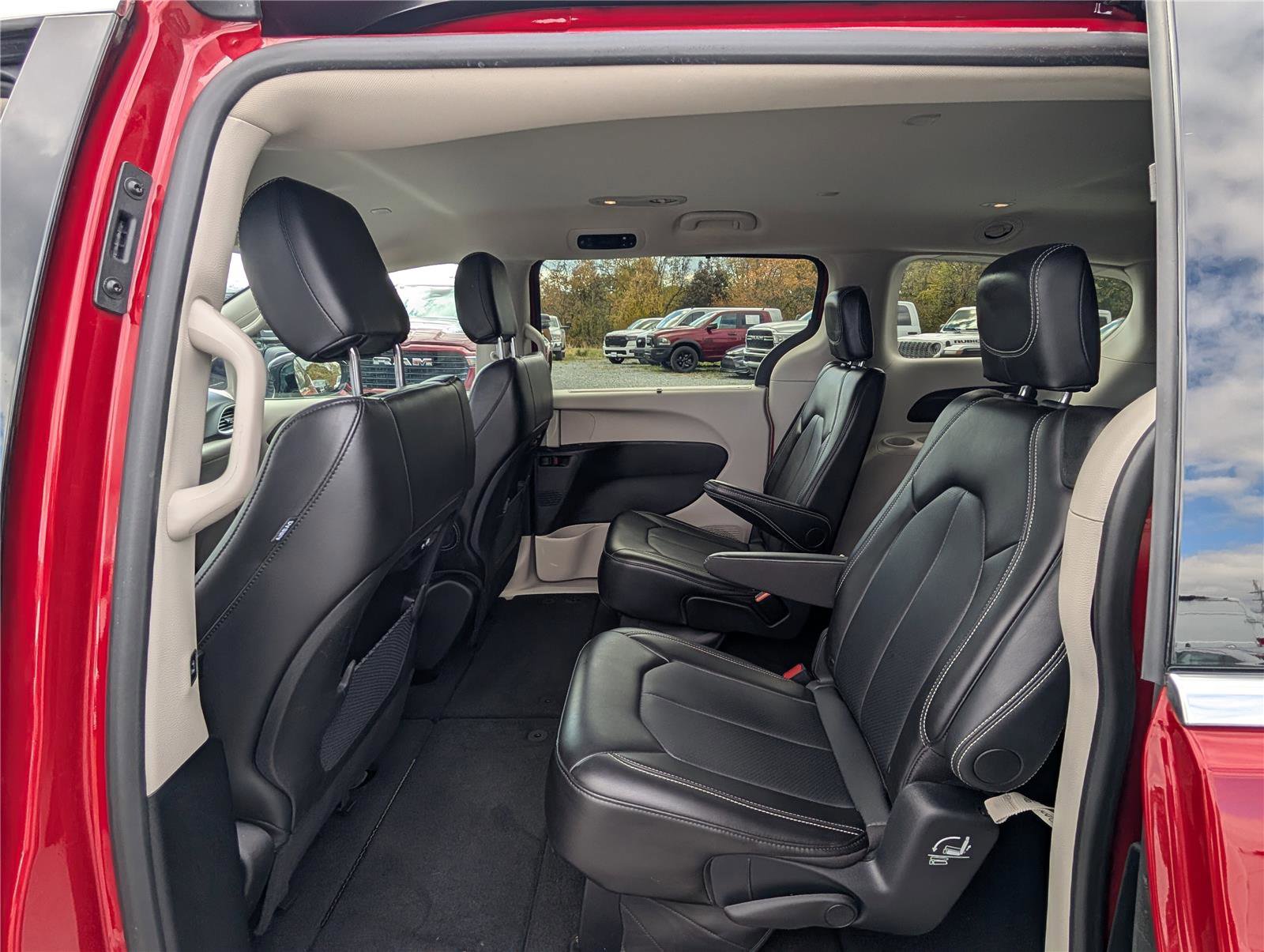 Used 2024 Chrysler Pacifica Touring-L image 14