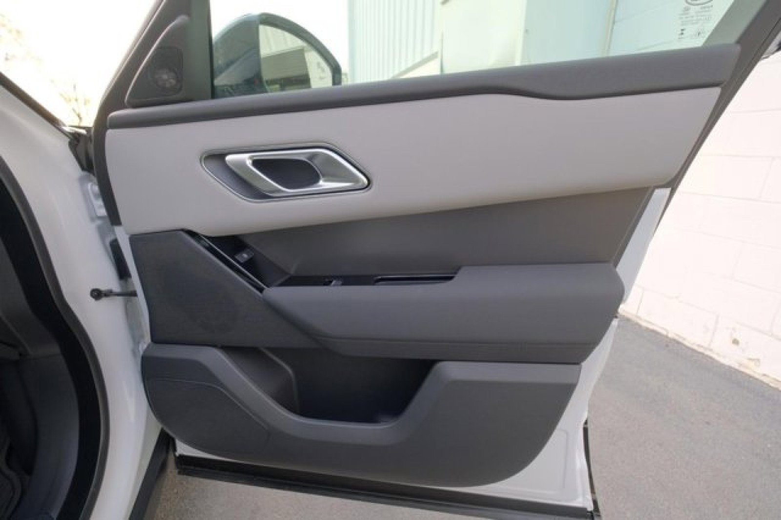 New 2025 Land Rover Range Rover Velar Dynamic SE image 18