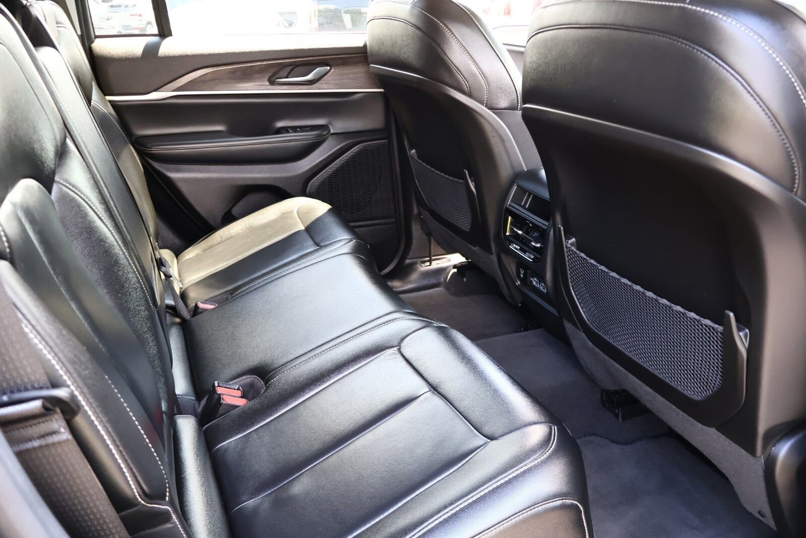 Used 2023 Jeep Grand Cherokee Limited image 27