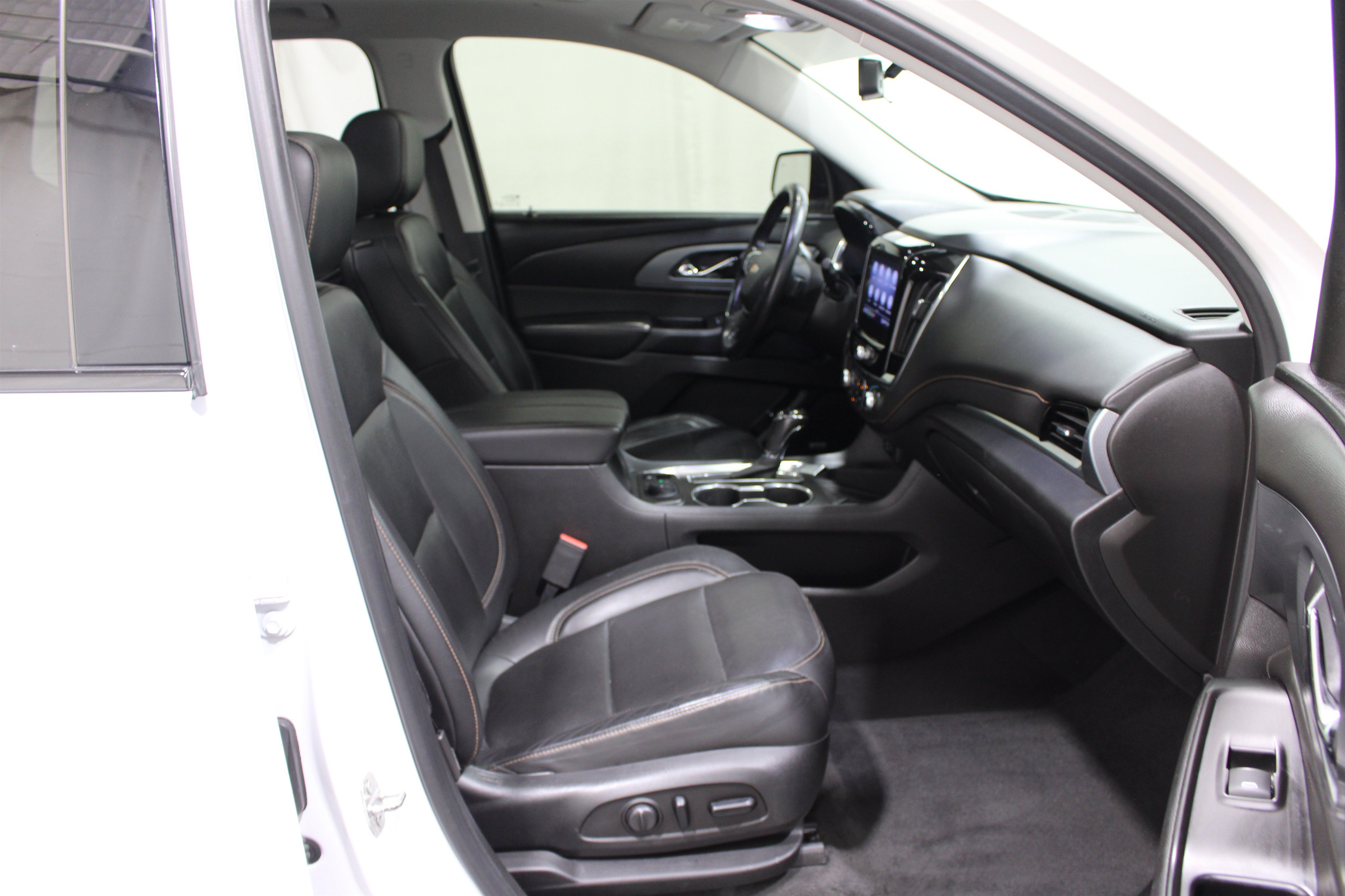 Used 2020 Chevrolet Traverse Premier w/ Redline Edition FWD image 29