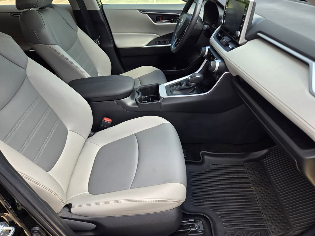 Used 2022 Toyota RAV4 XLE Premium image 18