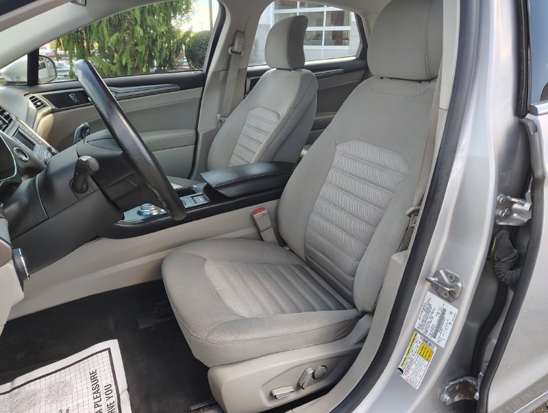 Used 2017 Ford Fusion SE FWD image 11