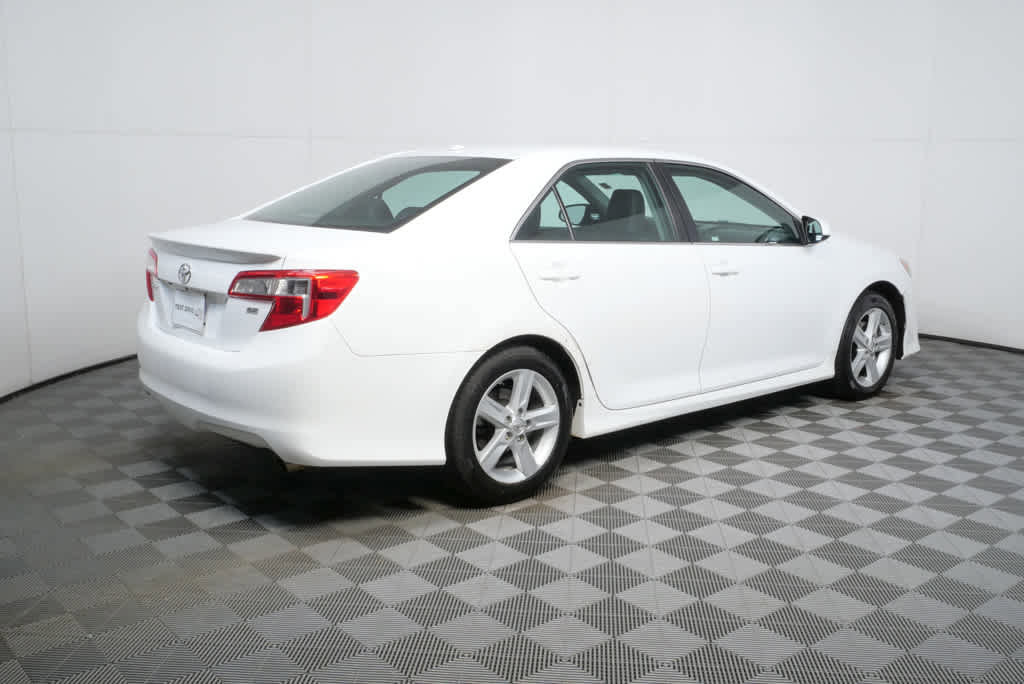 Used 2014 Toyota Camry SE w/ Leather Package image 3