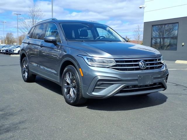 Used 2023 Volkswagen Tiguan SE w/ Panoramic Sunroof Package image 3