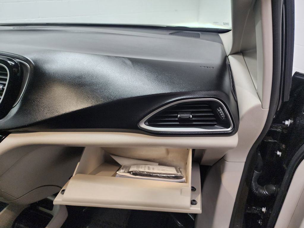 Used 2024 Chrysler Pacifica Touring-L FWD image 31