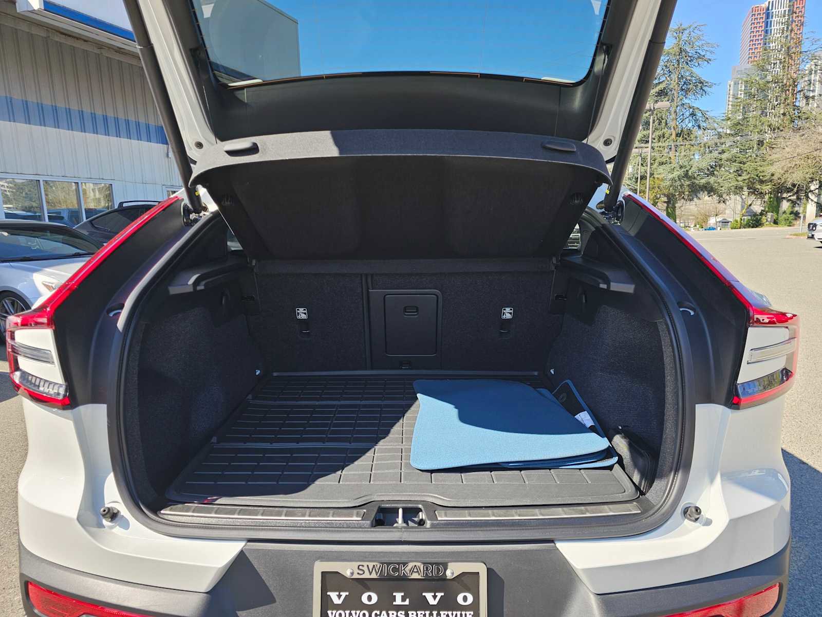 Certified 2023 Volvo C40 P8 Recharge Ultimate w/ Protection Package Premier image 15