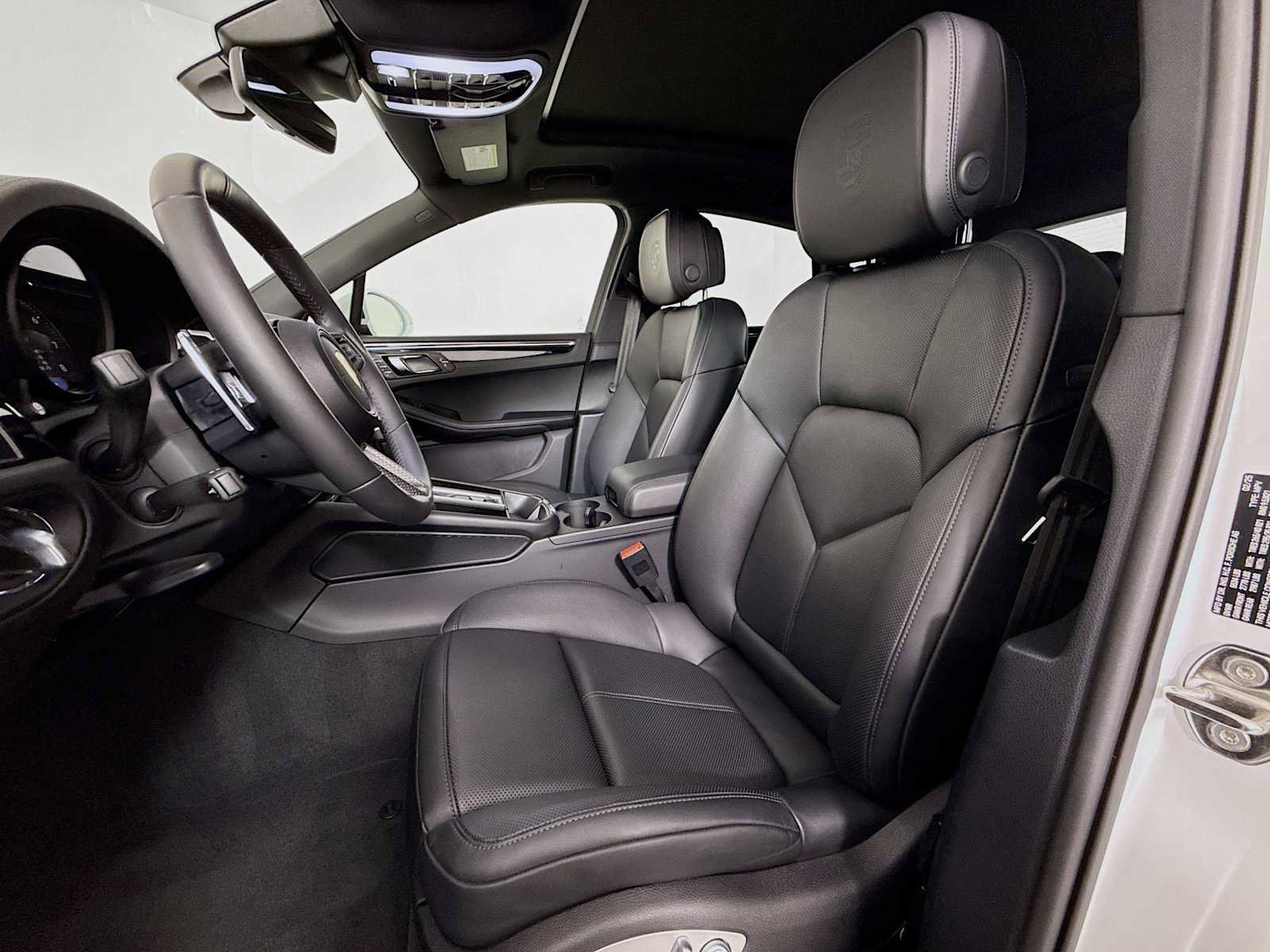 Certified 2025 Porsche Macan T image 5
