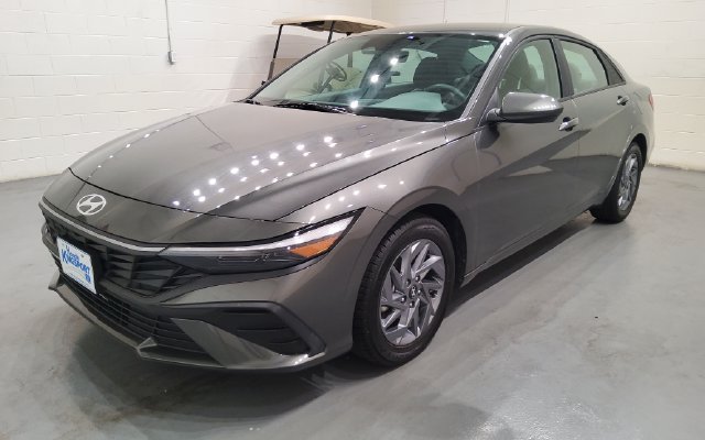 Used 2024 Hyundai Elantra SEL FWD image 3