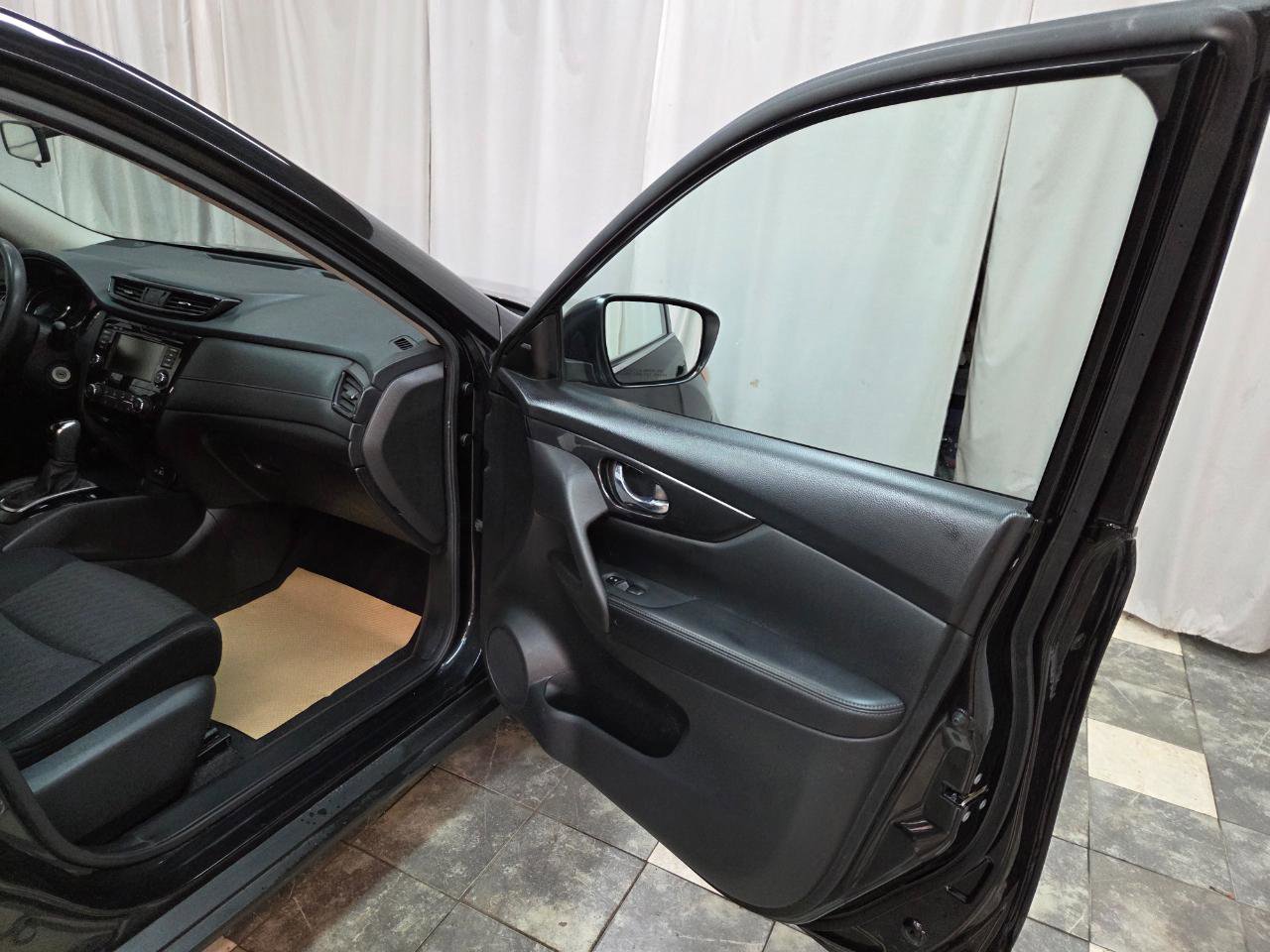 Used 2018 Nissan Rogue S image 10