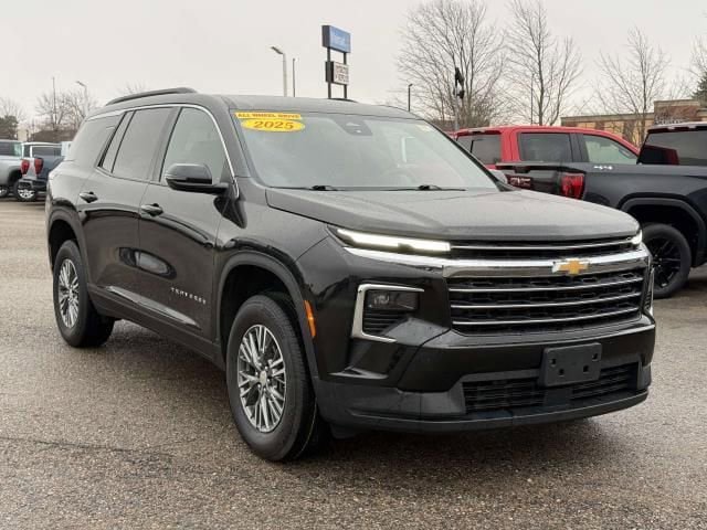Used 2025 Chevrolet Traverse LT image 4