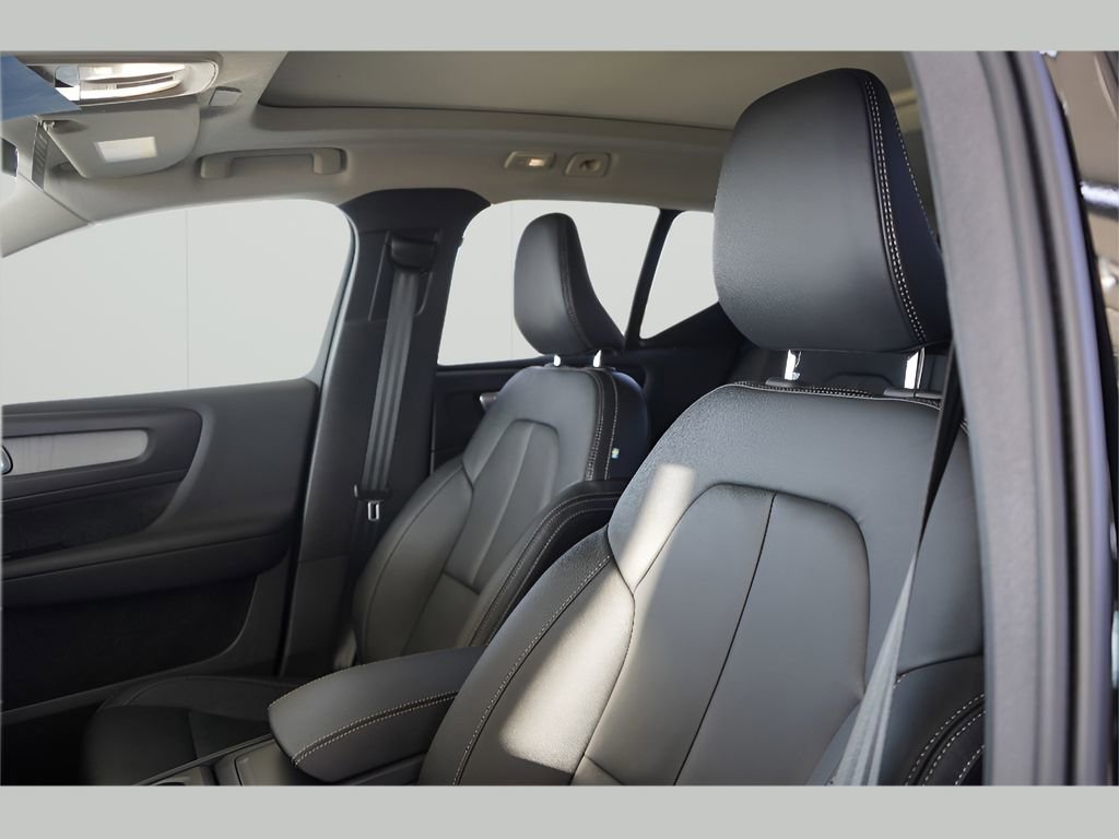 New 2025 Volvo XC40 B5 Core w/ Protection Package Premier image 17