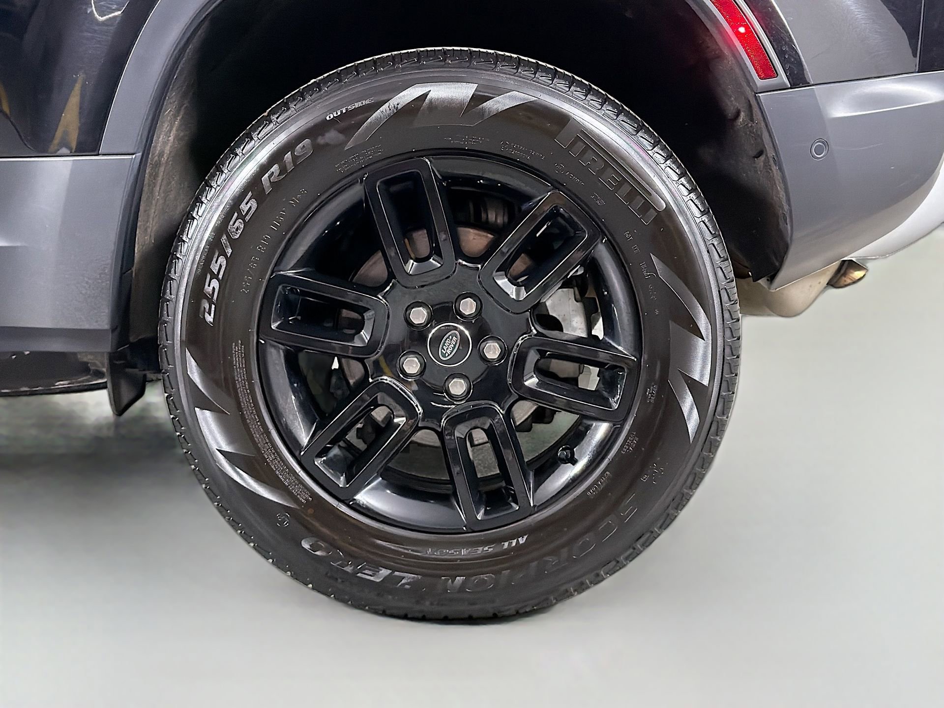 Certified 2025 Land Rover Defender 110 S image 33