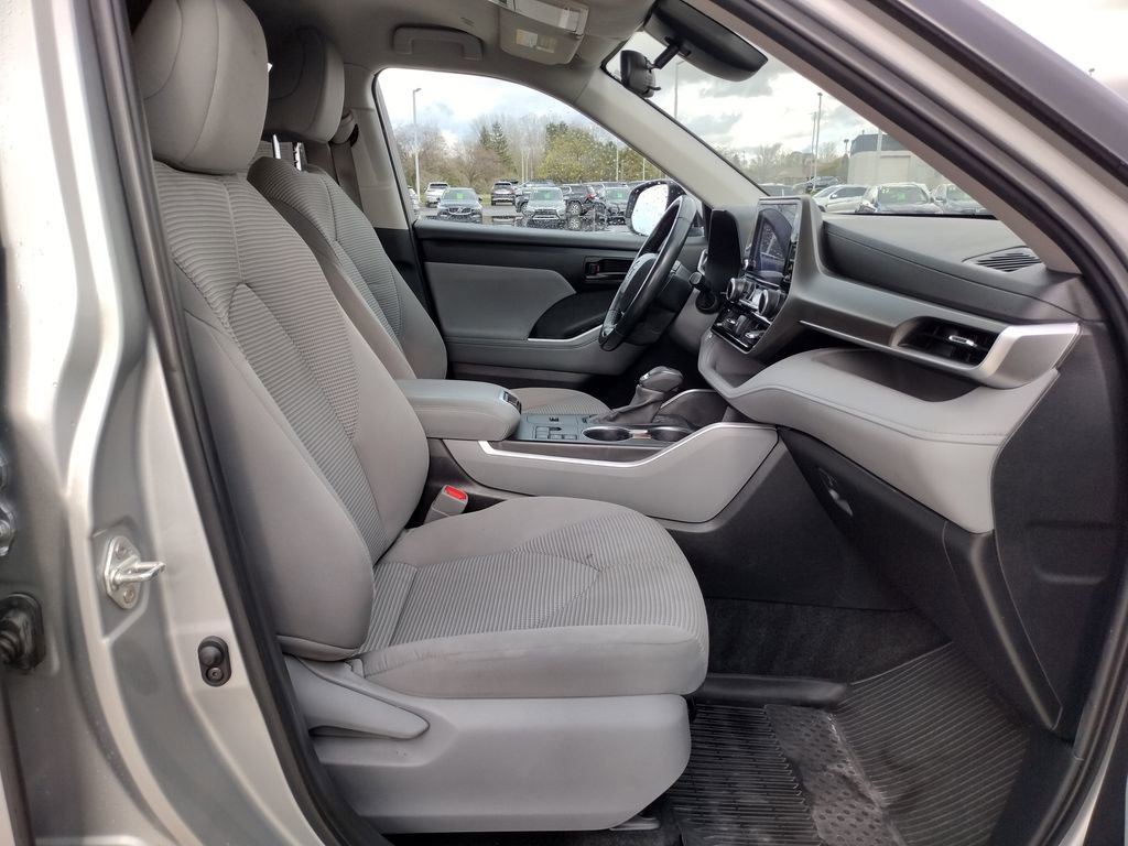 Used 2023 Toyota Highlander LE FWD image 13