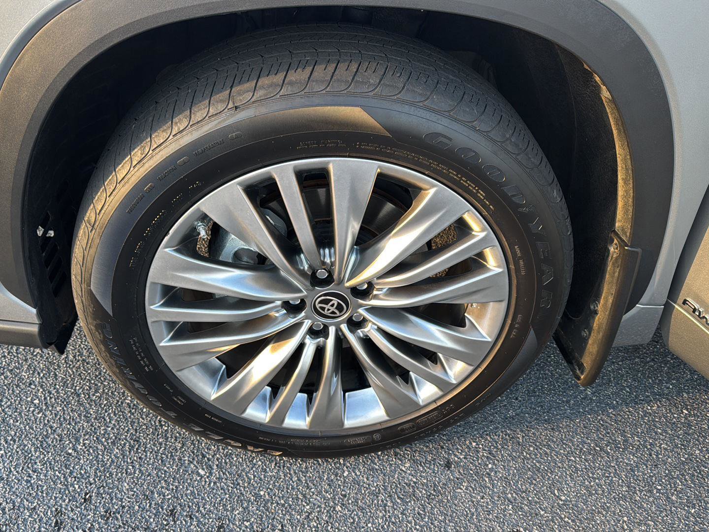Used 2024 Toyota Highlander Platinum image 35