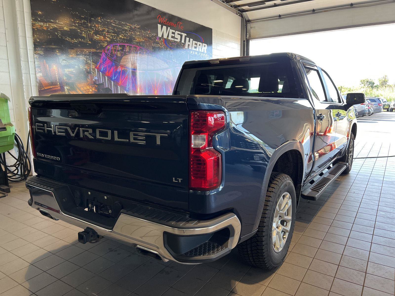 Used 2023 Chevrolet Silverado 1500 LT w/ Z71 Off-Road Package AWD/4WD image 9