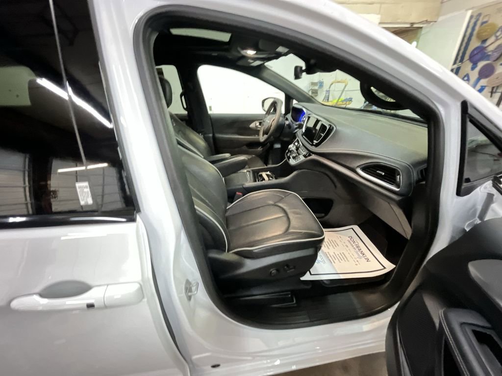 Used 2025 Chrysler Pacifica Limited image 26