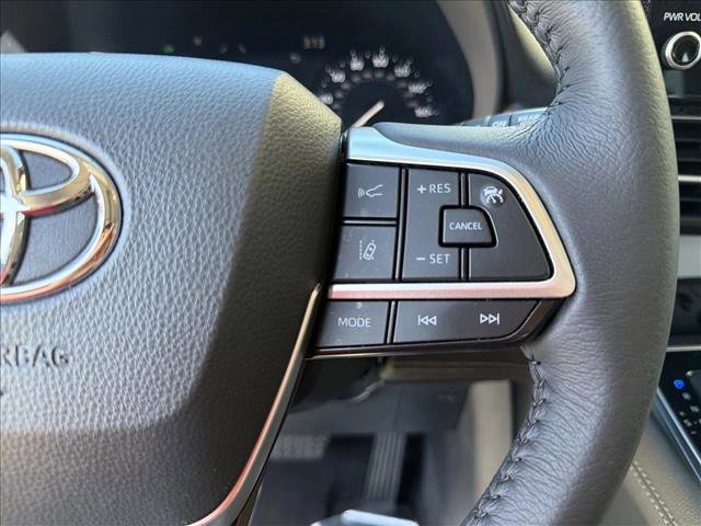 Used 2025 Toyota Sienna XLE image 16