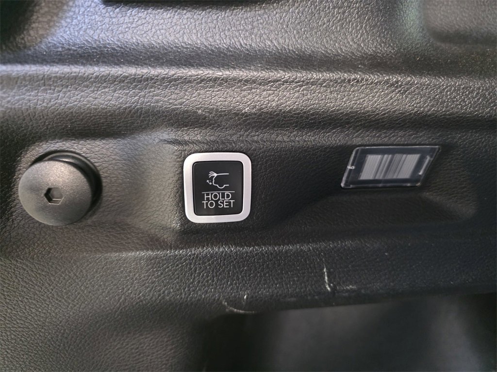 Used 2024 Jeep Grand Cherokee L Limited w/ Luxury Tech Group II image 15