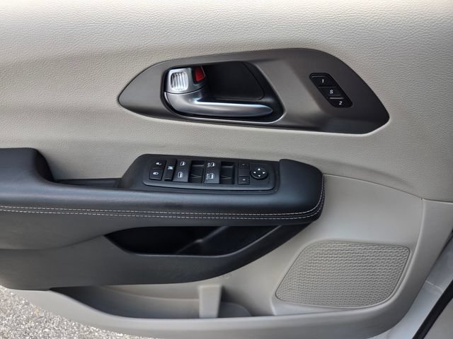 Used 2024 Chrysler Pacifica Touring-L FWD image 26
