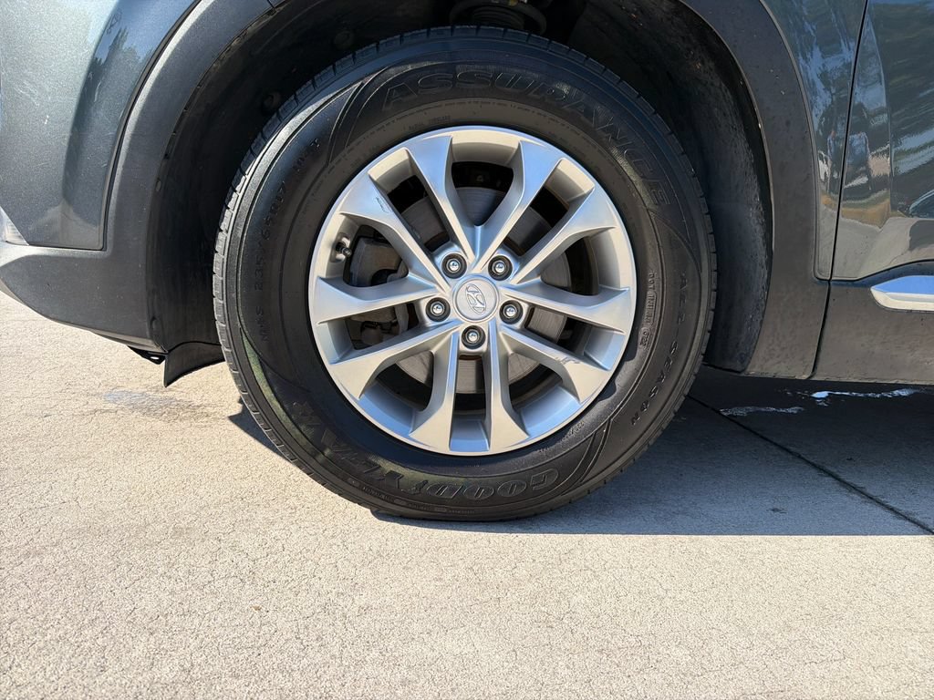 Used 2019 Hyundai Santa Fe SEL FWD image 11