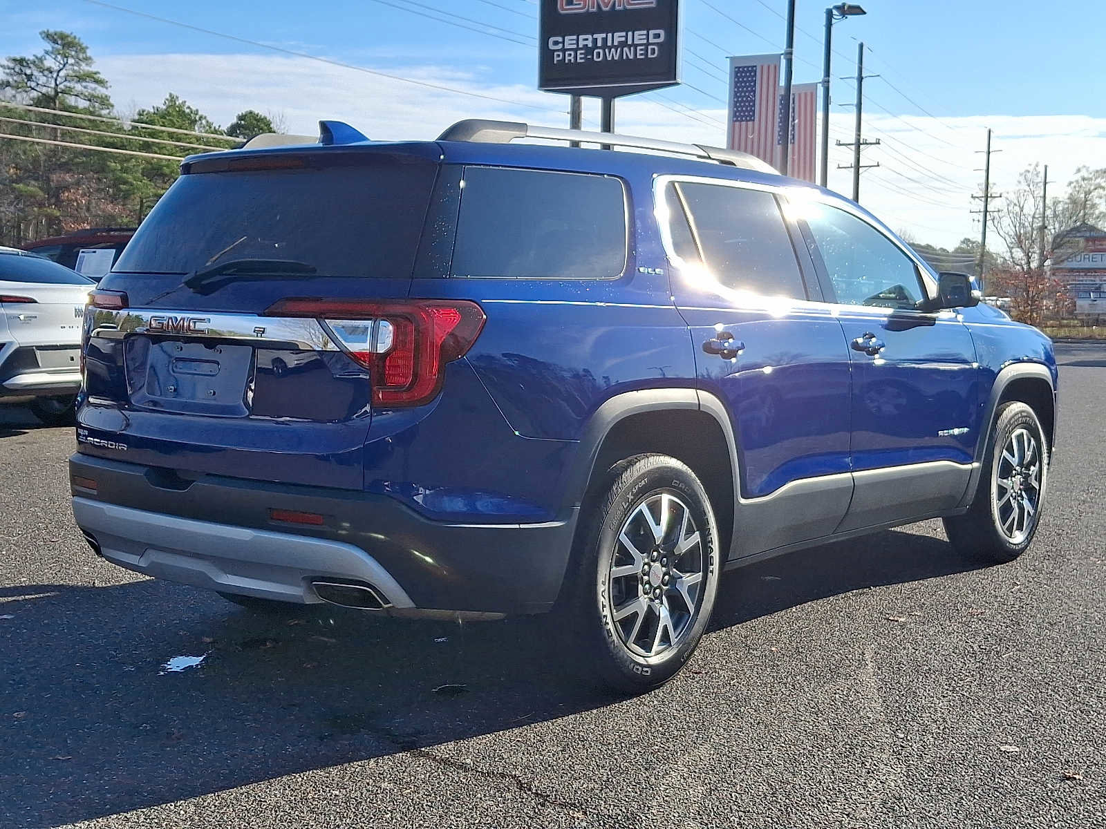 Certified 2023 GMC Acadia SLE w/ Driver Convenience Package image 6