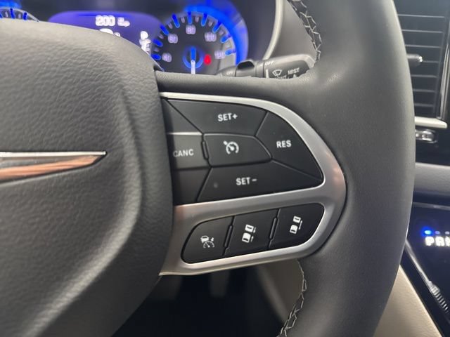 Used 2023 Chrysler Pacifica Touring-L FWD image 12