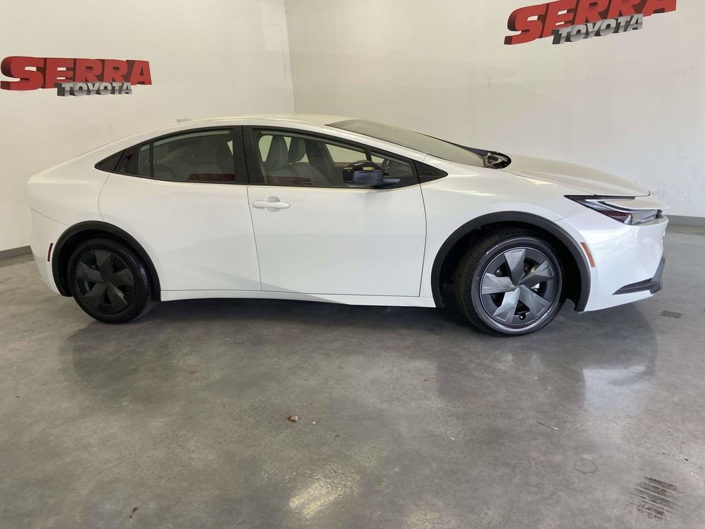 Used 2025 Toyota Prius LE FWD image 2