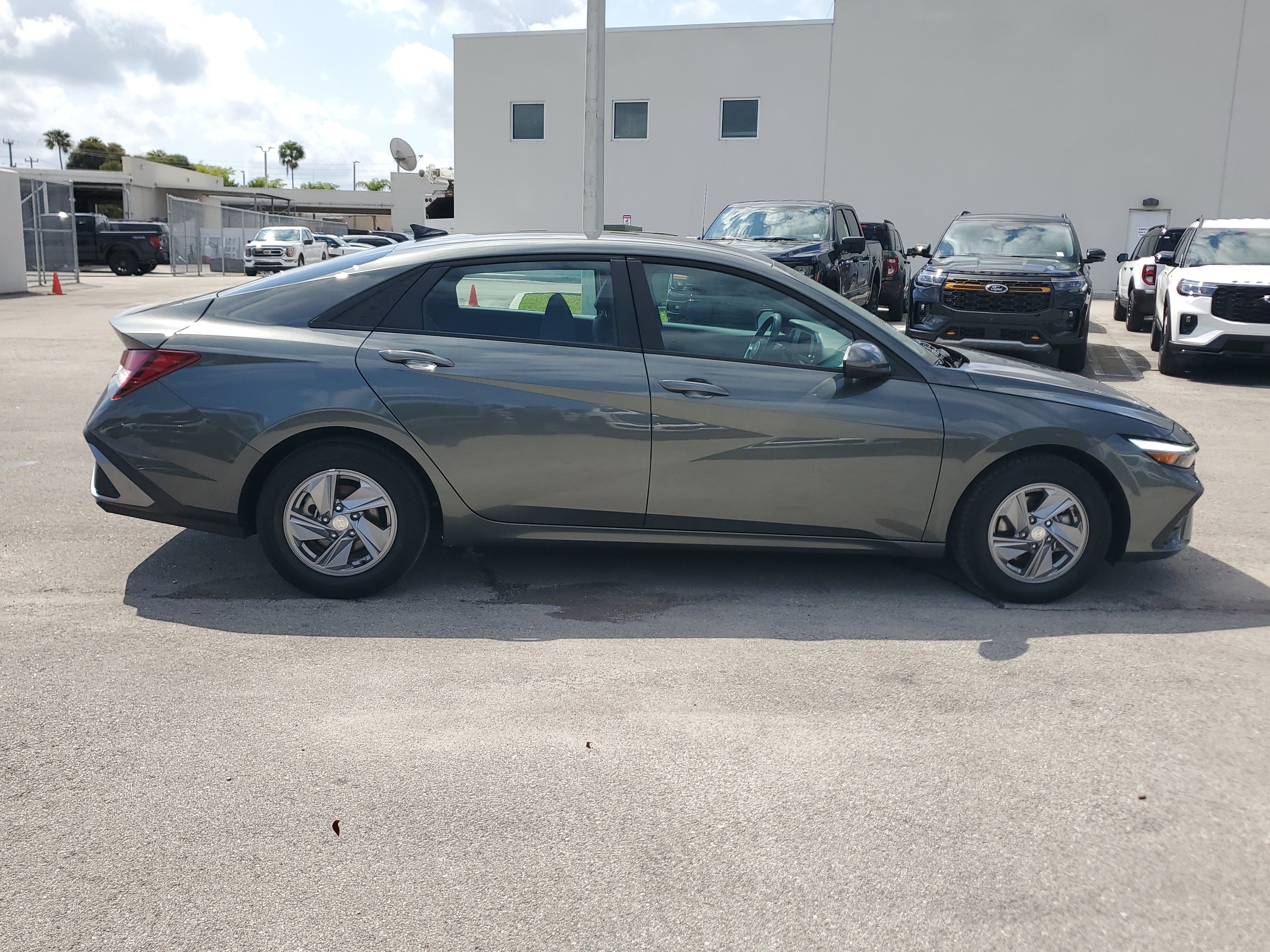 Used 2024 Hyundai Elantra SE FWD image 4