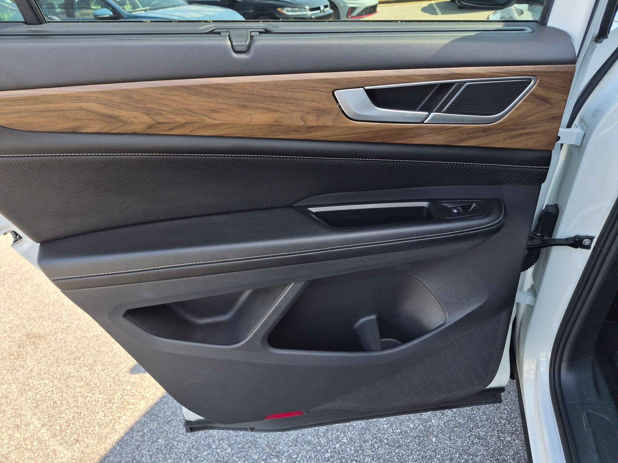 Used 2024 Volkswagen Atlas SE w/ Panoramic Sunroof Package FWD image 27