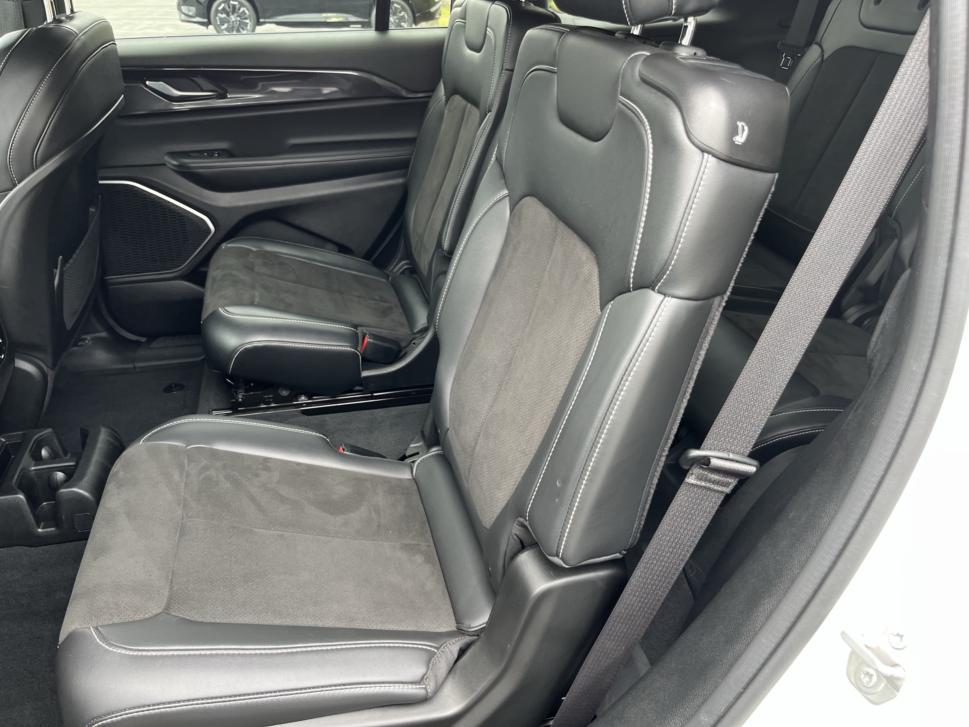 Used 2022 Jeep Grand Cherokee L Laredo AWD/4WD image 14